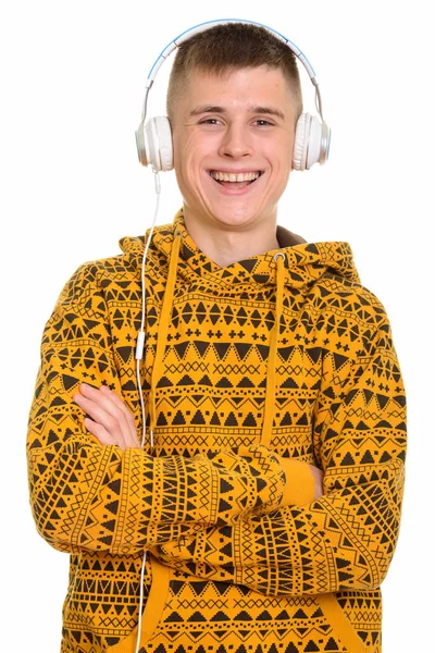 Jovem feliz caucasiano homem sorrindo enquanto ouve música com — Fotografia de Stock