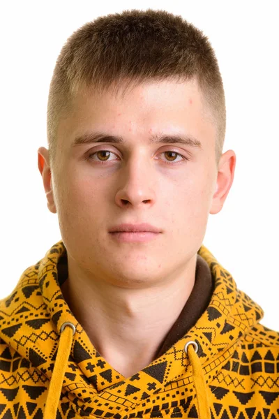 Rosto do jovem caucasiano usando capuz — Fotografia de Stock