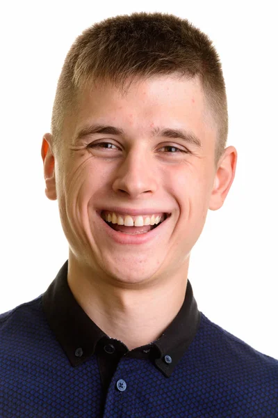 Gesicht eines jungen glücklichen Kaukasiers, der lächelt — Stockfoto