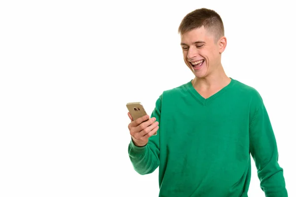 Jovem feliz caucasiano homem sorrindo e segurando telefone celular — Fotografia de Stock