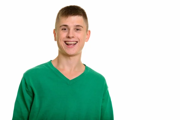 Joven feliz hombre caucásico sonriendo y vistiendo camisa verde —  Fotos de Stock