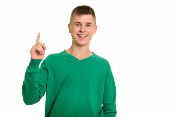 Genç mutlu beyaz adam gülümsüyor ve parmağıyla işaret ediyor. — Stok fotoğraf