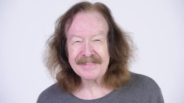 Gelukkig senior man met snor tegen witte achtergrond — Stockvideo