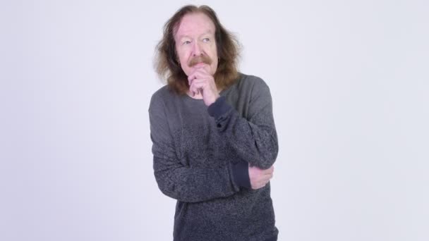 Homem sênior com bigode pensando contra fundo branco — Vídeo de Stock