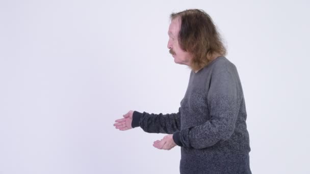 Gelukkig senior man met snor tonen iets — Stockvideo