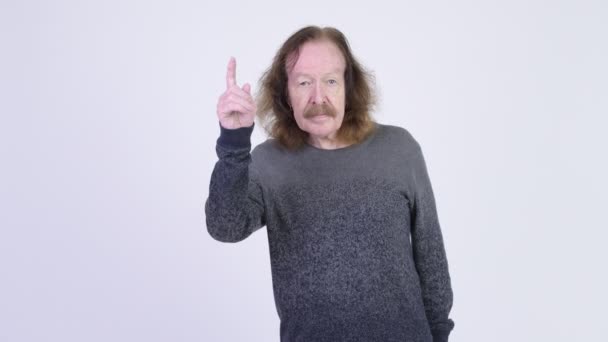 Glücklicher Senior mit Schnurrbart zeigt nach oben — Stockvideo