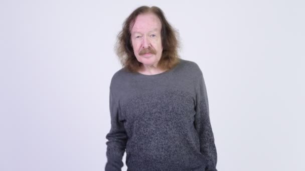 Lycklig äldre man med mustasch ger tummen upp — Stockvideo