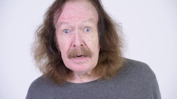 Hombre mayor con bigote mirando sorprendido — Vídeo de stock