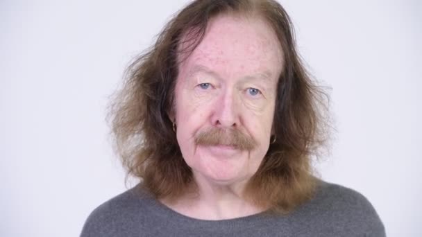 Hombre mayor con bigote que parece aburrido — Vídeo de stock
