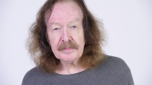 Äldre man med mustasch berättar att vara tyst — Stockvideo