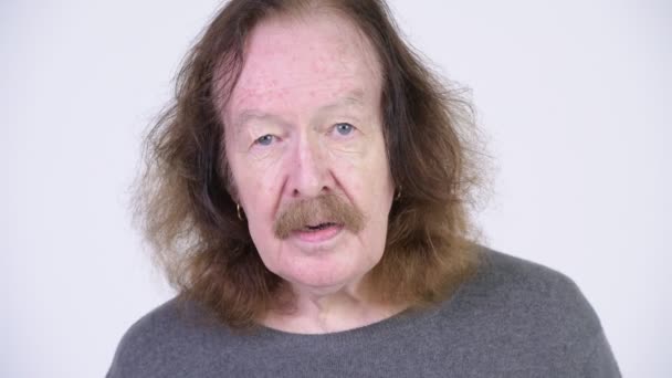 Studioaufnahme Eines Älteren Mannes Mit Schnurrbart Gegen Chromaschlüssel Mit Weißem — Stockvideo