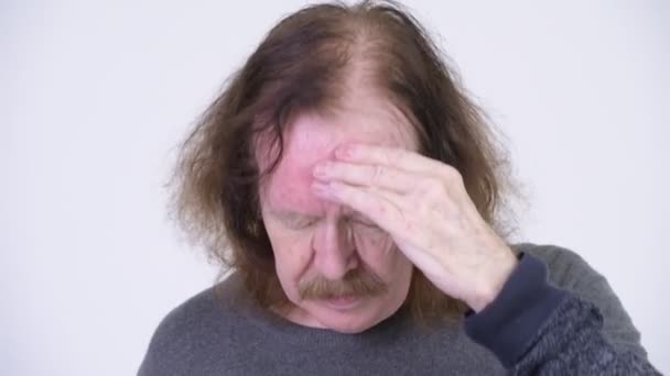 Zdůraznil, starší muž s bolestí hlavy — Stock video