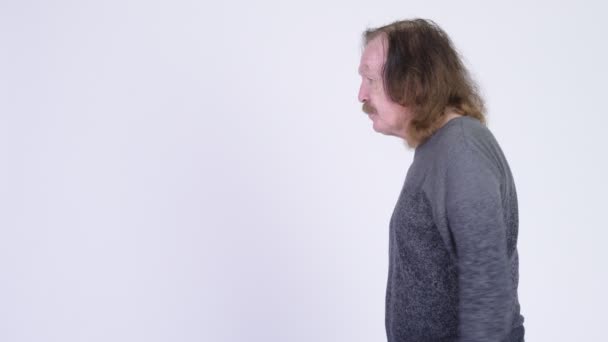 Visão de perfil de homem sênior com bigode apontando dedo — Vídeo de Stock