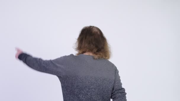 Вид сзади на пожилого человека с усами, указывающими пальцем — стоковое видео