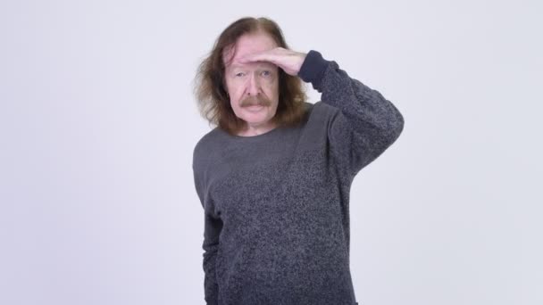 Äldre man med mustasch som söker efter något — Stockvideo