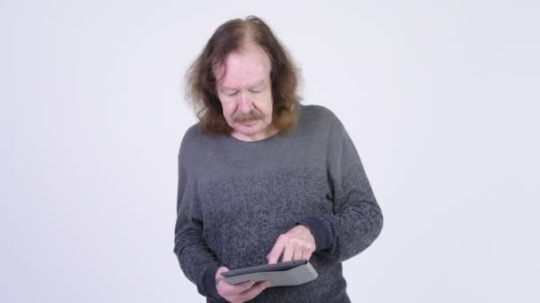 Homem sênior feliz com bigode usando tablet digital e olhando surpreso — Vídeo de Stock