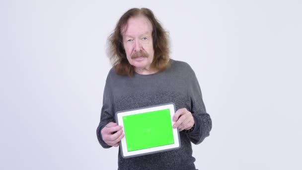 Homem sênior feliz com bigode mostrando tablet digital — Vídeo de Stock
