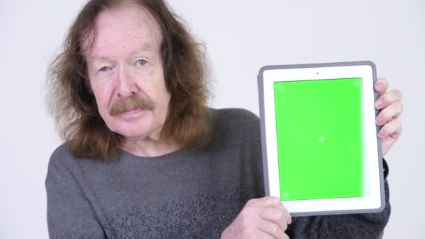 Felice uomo anziano con i baffi mostrando tablet digitale — Video Stock