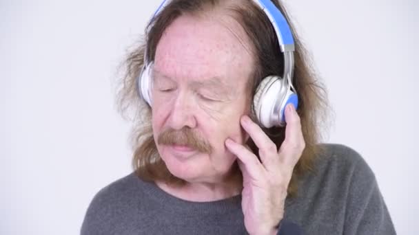 Äldre man med mustasch som lyssnar på musik — Stockvideo