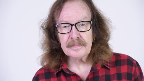 Gelukkig senior hipster man met snor dragen brillen — Stockvideo