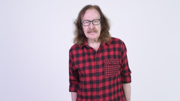 Glad senior hipster man med mustasch som bär glasögon — Stockvideo