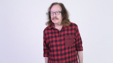 Mutlu üst düzey hipster adam el sallayarak gözlük ile