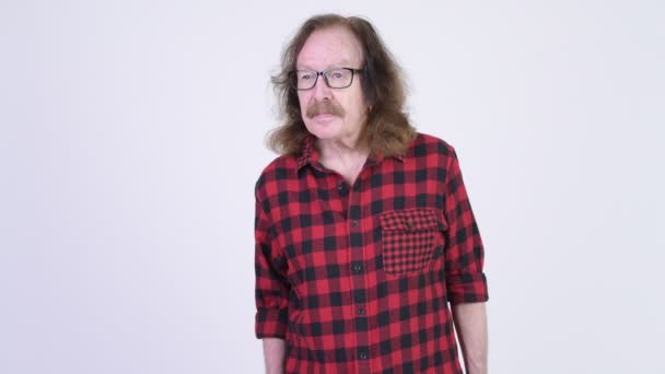 Ευτυχής ανώτερος hipster άνδρας με γυαλιά, κουνώντας το χέρι — Αρχείο Βίντεο