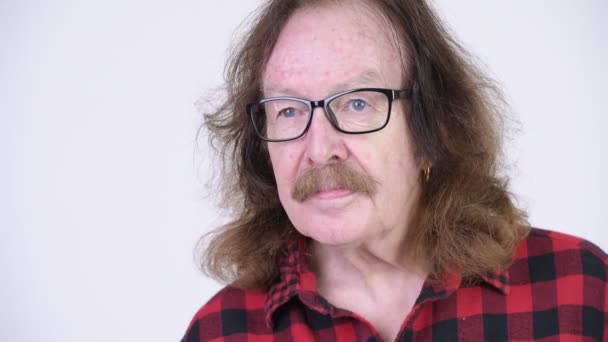 Gelukkig senior hipster man met snor dragen brillen — Stockvideo