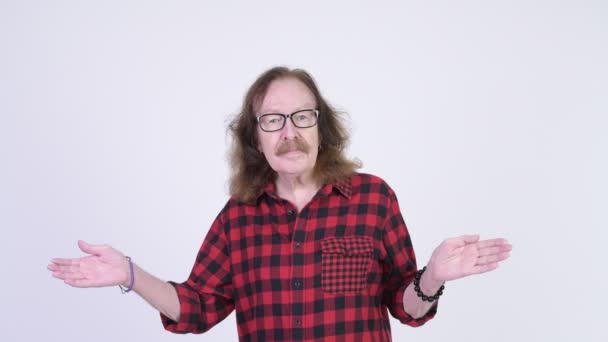 Homem hipster sênior feliz com óculos pegando algo — Vídeo de Stock