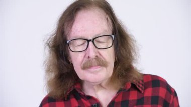 Mutlu üst düzey hipster adam gözleri kapalı rahatlatıcı