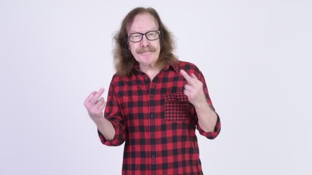 Boos senior hipster man middelste vingers tonen — Stockvideo