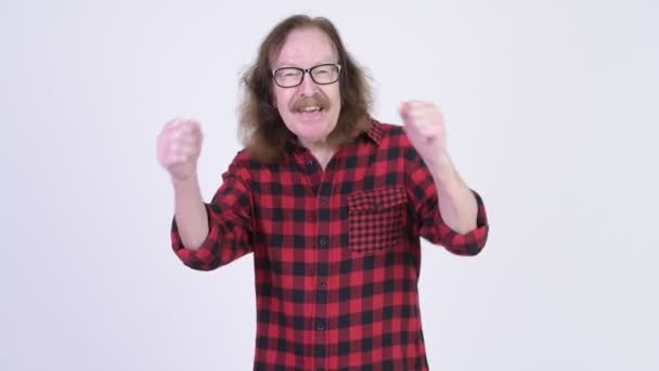 Hombre hipster sénior con anteojos que se ven emocionados — Vídeo de stock