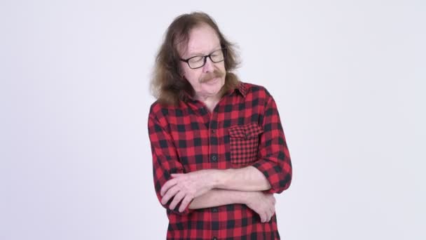 Üst düzey hipster adam arıyorum gözlük ile sıkılmış — Stok video