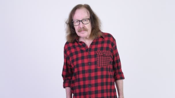 Ανώτερος hipster άνδρας με γυαλιά που αναζητούν σοκαρισμένος — Αρχείο Βίντεο