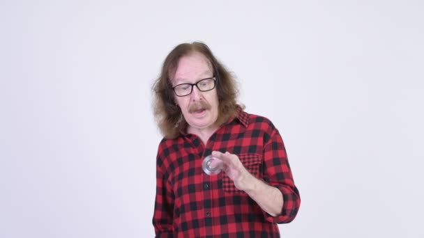 Gelukkig senior hipster man met bril spelen met fidget spinner — Stockvideo