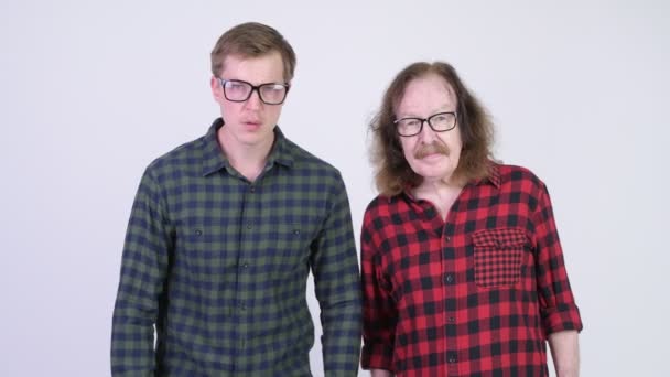 Senior hipster homem e jovem hipster homem olhando frustrado juntos — Vídeo de Stock