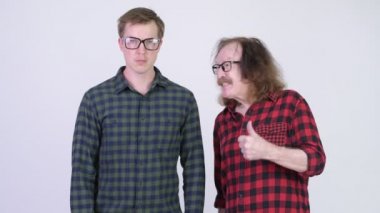 Üst düzey hipster adam ve Genç hipster man farklı kararlar