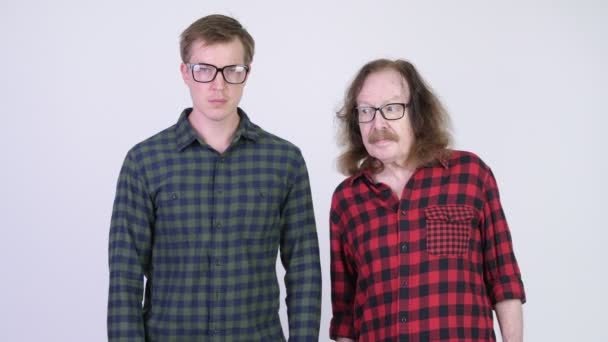 Homem hipster sênior e jovem hipster tendo decisões diferentes — Vídeo de Stock