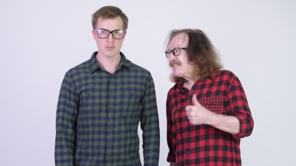 Hombre hipster senior y hombre hipster joven teniendo diferentes decisiones — Vídeo de stock