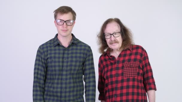 Homme hipster senior et jeune homme hipster donnant pouces vers le bas ensemble — Video