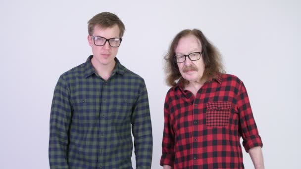 Feliz hombre hipster senior y joven hipster hombre dando pulgares juntos — Vídeo de stock