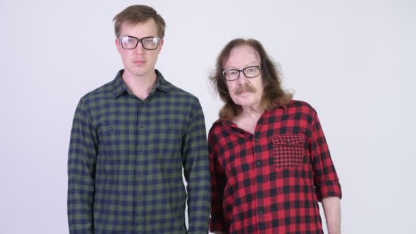 Happy senior hipster man and young hipster man with arms crossed together — Stock Video