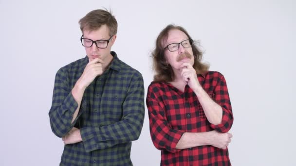 Happy senior hipster man thinking with serious young hipster man thinking — Stock Video