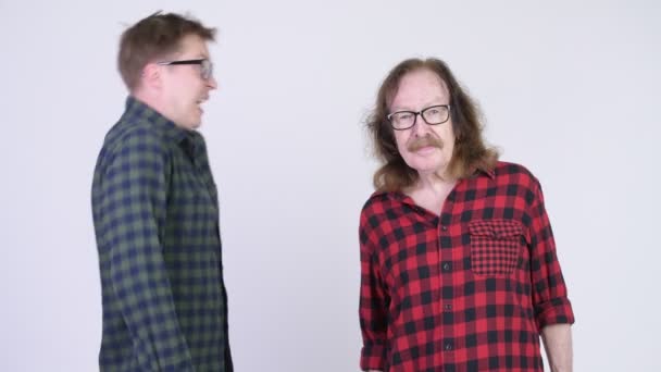 Joven hipster hombre gritando a senior hipster hombre — Vídeos de Stock