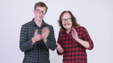 Mutlu üst düzey hipster adam ve eller birlikte alkışlar genç hippi erkek