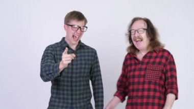 Üst düzey hipster adam ve genç yakışıklı hipster adam karşı chroma anahtar beyaz arka plan ile birlikte stüdyo çekim