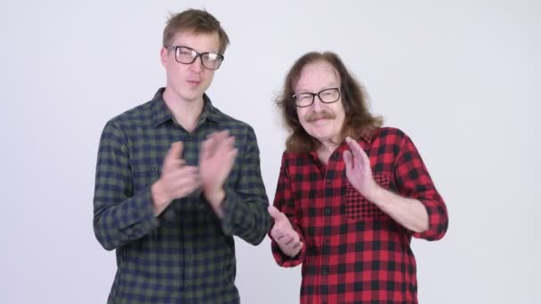 Happy senior hipster man and young hipster man clapping hands together — Stock Video
