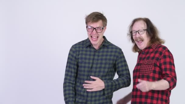 Gelukkig senior hipster man en jonge hipster man samen lachen — Stockvideo