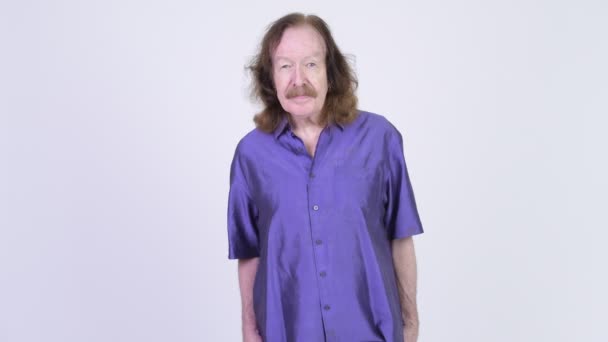 Ανώτερος άνθρωπος με μουστάκι φορώντας μοβ μεταξωτό πουκάμισο — Αρχείο Βίντεο
