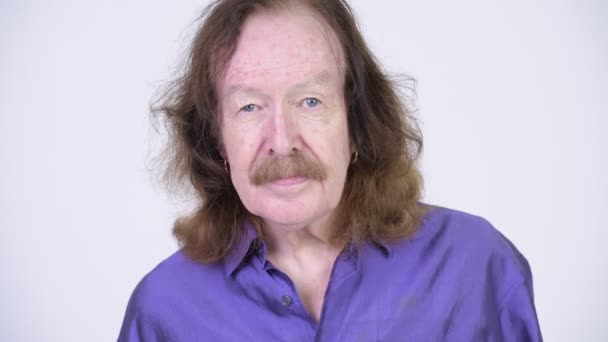 Senior man met snor dragen paarse zijdeachtig shirt — Stockvideo